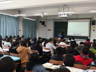 张盛平教授为理学院数学系学生介绍人工智能领域最新进展