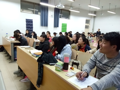 数学系召开关于交通安全的主题班会