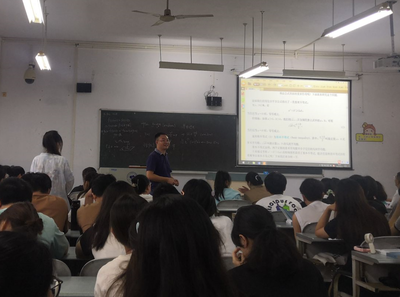 【新闻动态】数学系开展“集体听课与评课”教研活动