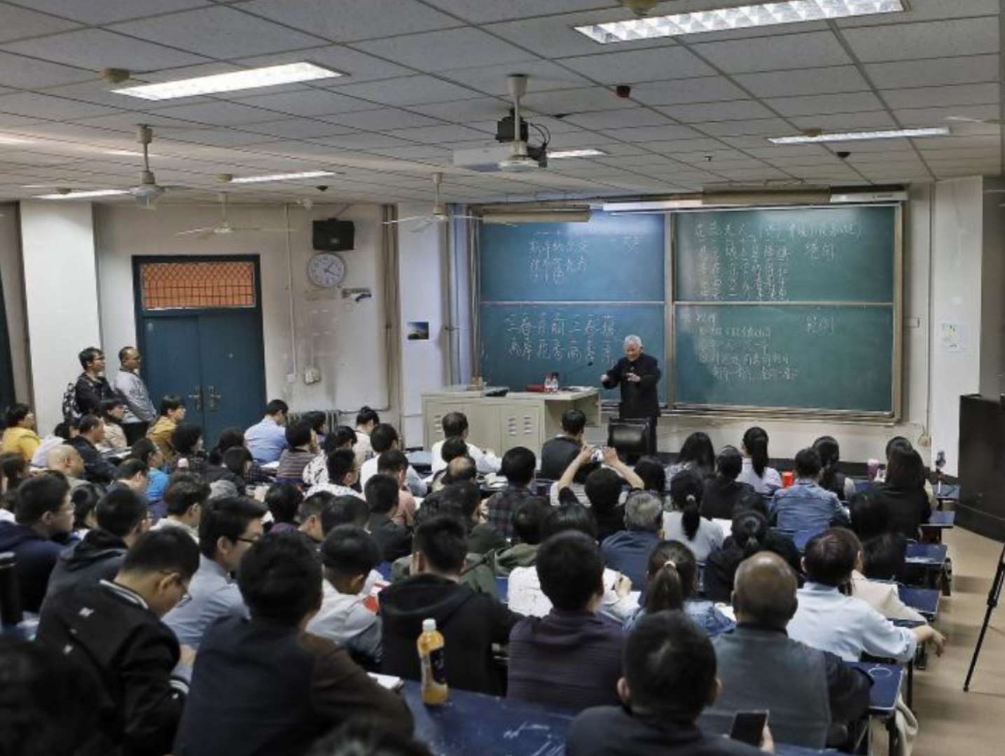 94岁高龄数学系教授潘鼎坤授课2小时 好多市民专程来听他的课